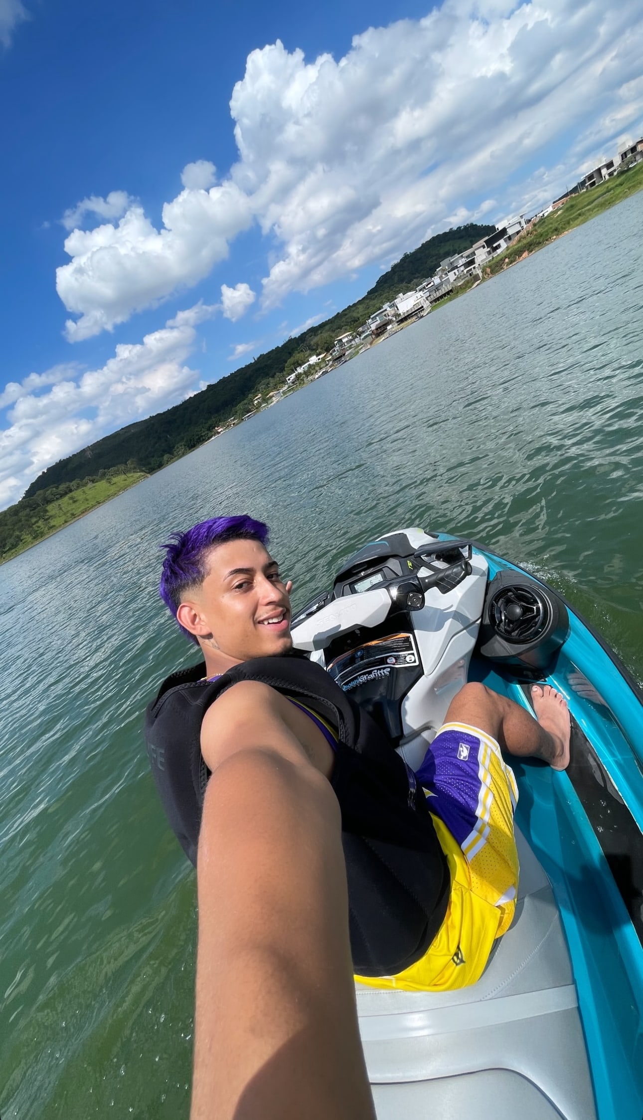 Pedro Marcelino, intermediador de compras no Paraguai, numa selfie de jet ski